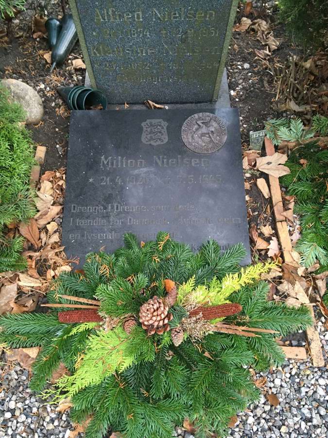 Milton Sivert Nielsen er begravet på familiegravstedet.