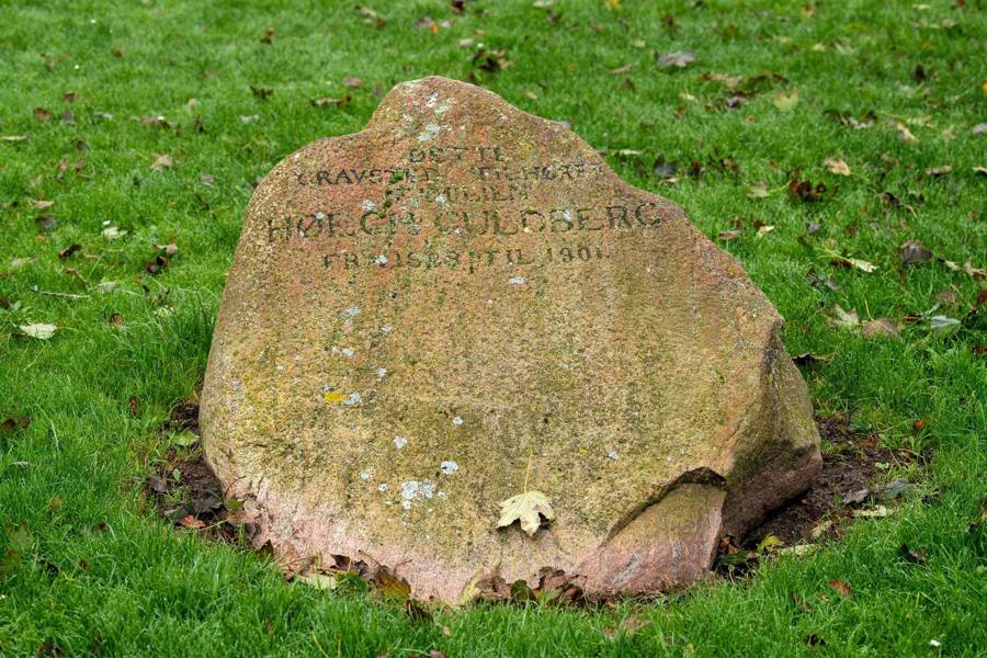 Julius Høegh-Guldberg er gravlagt i familiegravstedet på Søndre Kirkegård.