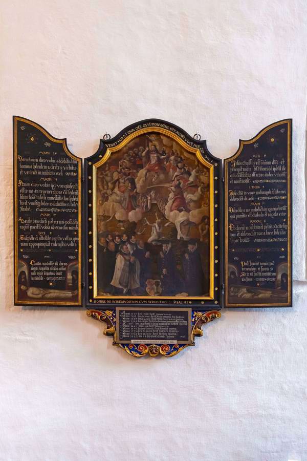 Kirkens ældste borgerlige mindetavle er epitafiet over en markant slægt i Aarhus, Wormfamilien.