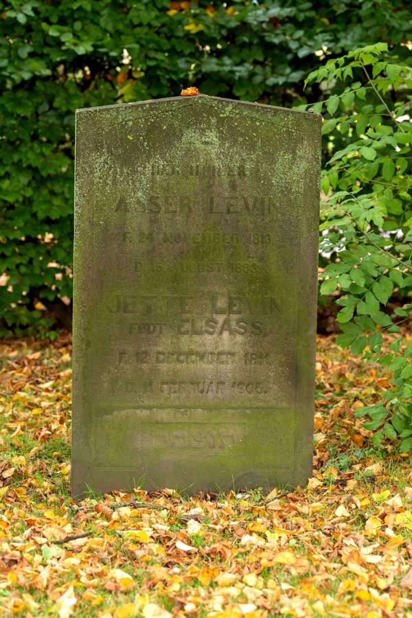 Asser Levin er gravlagt sammen med sin anden hustru Jette Levin.