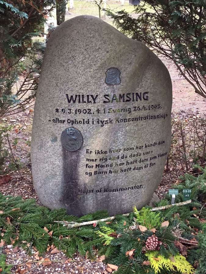 Willy Samsings urne er nedsat foran gravstenen.