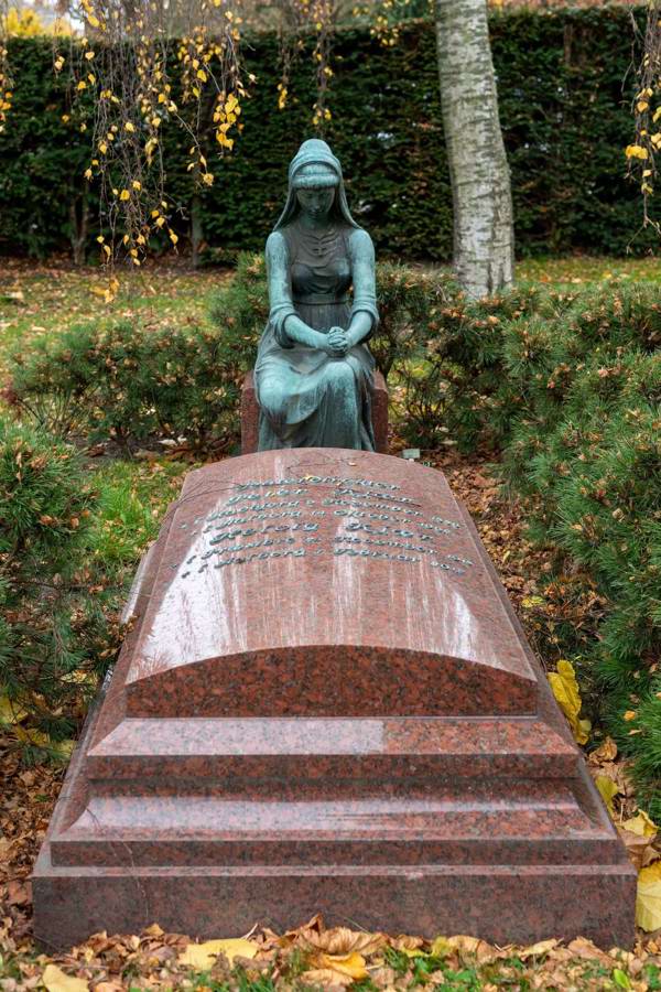 Peter Kjærs gravsted består af en stor marmorsarkofag.