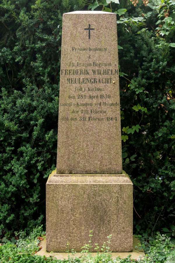 Frederik Wilhelm Meulengracht har fået sit eget gravminde, selvom han tilhører familien Meulengracht.