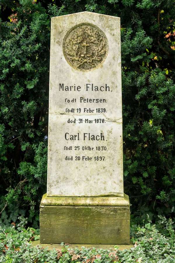 Carl Flach er gravlagt sammen med sin første hustru Marie Flach.