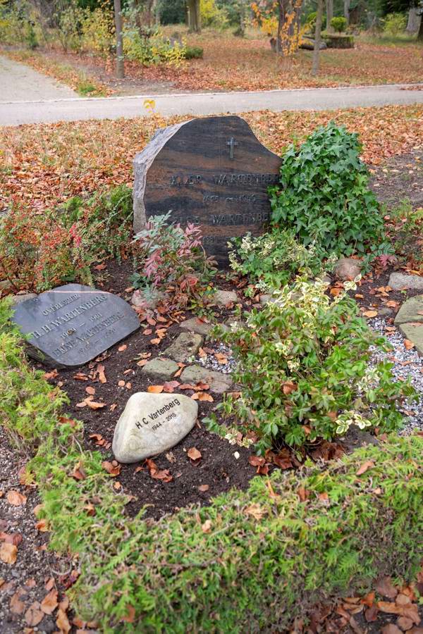 Hans Christian Vartenbergs sten ligger på Vartenbergs familiegravsted på Nordre Kirkegård.